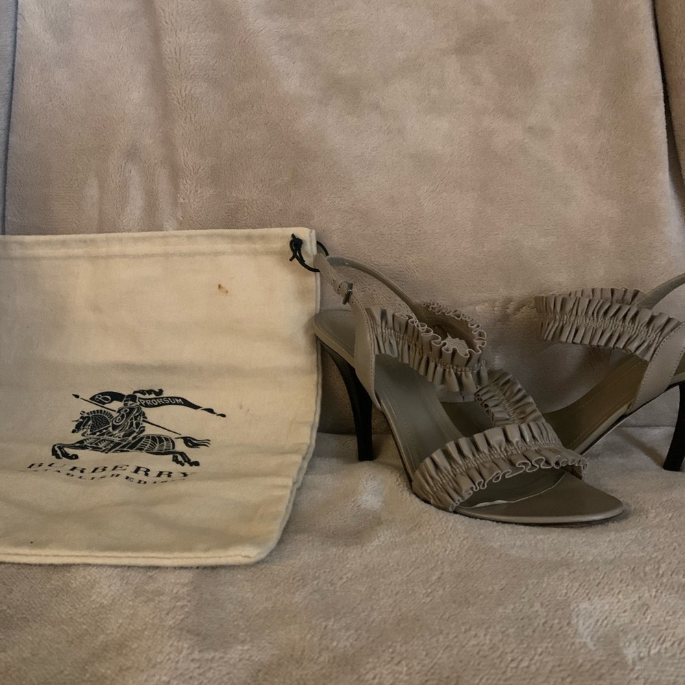 I am selling my Burberry Mauve leather Heels/Sandles. Size EUR38. Used.